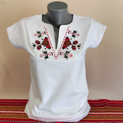 Дамска бяла тениска с бродерия - V образно деколте