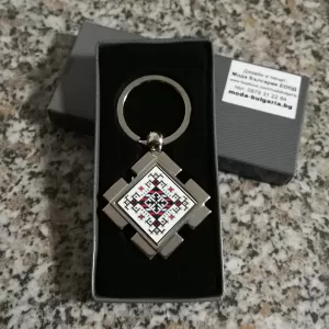 Метален ключодържател с народни мотиви.