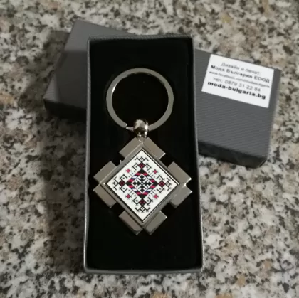 Метален ключодържател с народни мотиви.