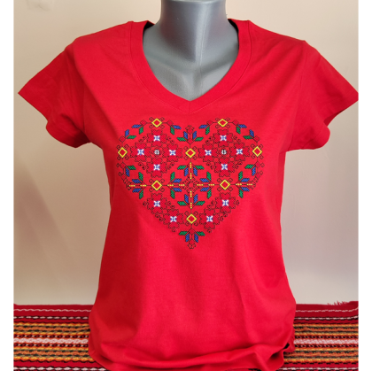 Дамска червена тениска с бродерия -  Сърце
