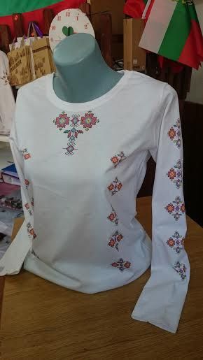 Дамска блуза с дълъг ръкав , мотиви на шевици.