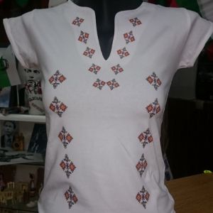 Висококачествена дамска тениска с мотиви на шевици- вариант 2