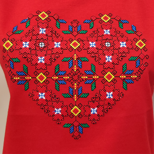Дамска червена тениска с бродерия -  Сърце