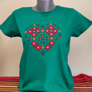 Дамска зелена тениска с бродерия -  Сърце