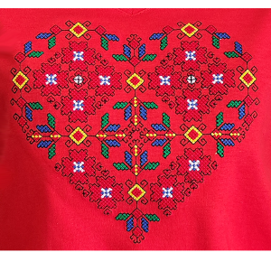 Дамска червена тениска с бродерия -  Сърце